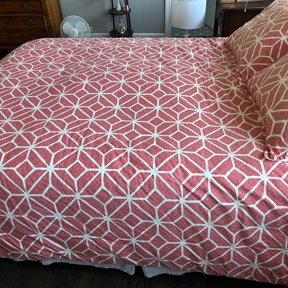 Trina Turk Queen bedspread with two standard pillow shams and one matching sheet - Picture 2 of 9